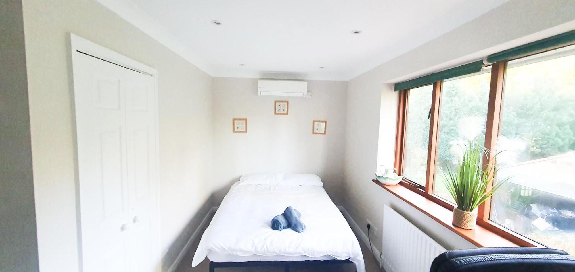 Old Slade Cottage - Train To London 30Mins, Heathrow 15Mins Away,Free Parking - En-Suit Rooms 웨스트드레이톤 객실 사진