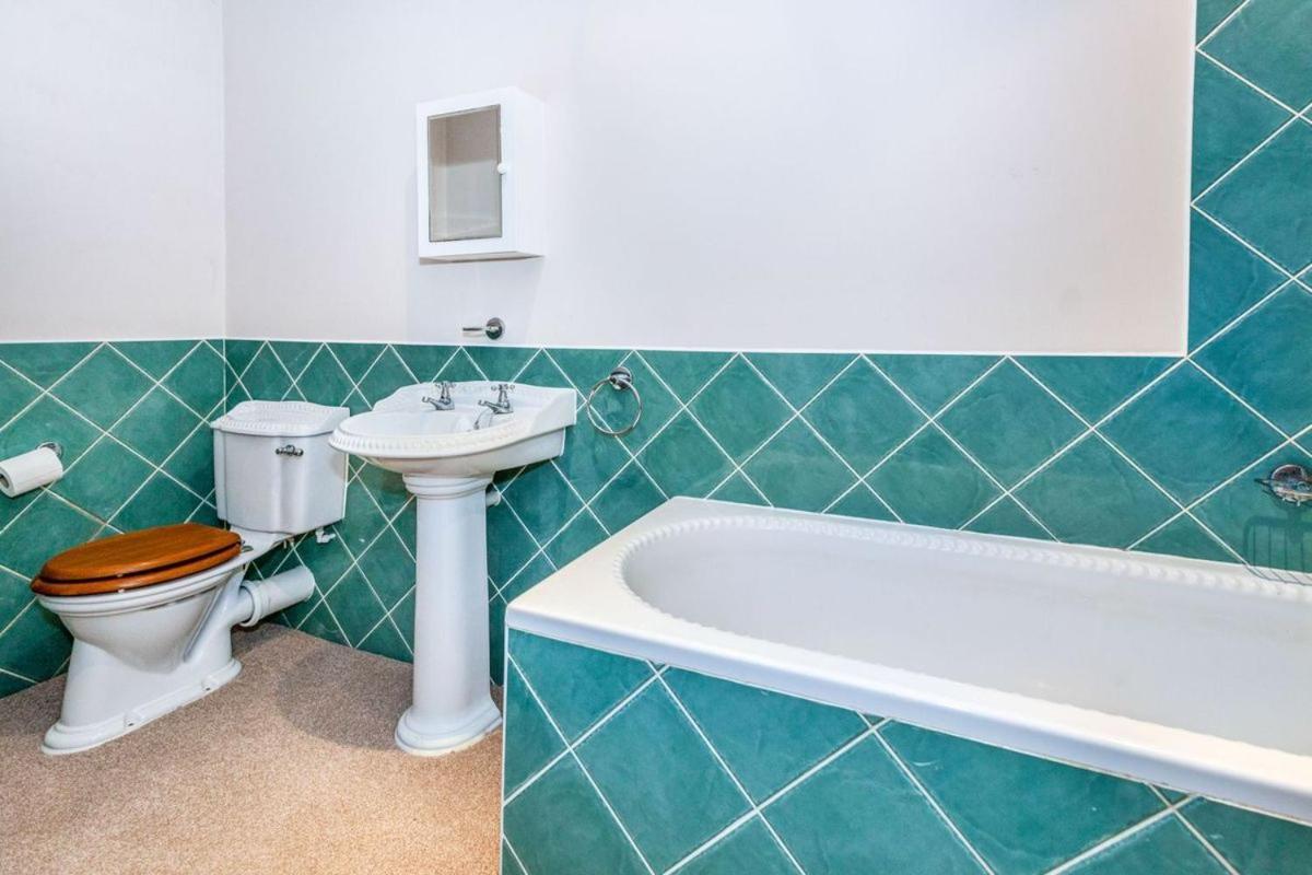 Old Slade Cottage - Train To London 30Mins, Heathrow 15Mins Away,Free Parking - En-Suit Rooms 웨스트드레이톤 외부 사진